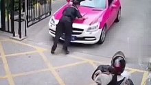 女子持续鸣笛引擎盖顶保安进小区 太危险！切勿路怒