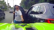 宝马车强加塞发生碰撞，车主下车砸窗恐吓后车，他是咋想的？