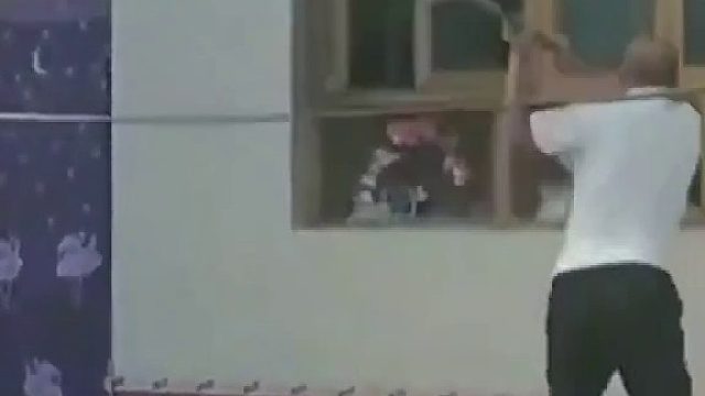 女子在婆家受欺负，娘家爹怒砸婆家玻璃为女儿撑腰，做的好以后他们想欺负时就会想想了