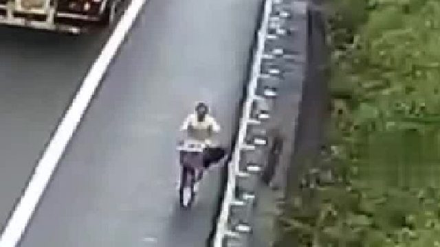 男子骑自行车回老家途中误上高速，暖心交警伸出援手帮他坐上回家的列车