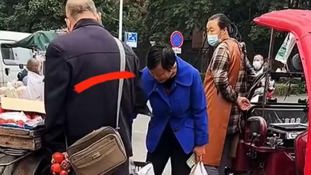 大爷卖柿子上演“绝活”，将提前准备好的柿子混入其中，这柿子越买越多