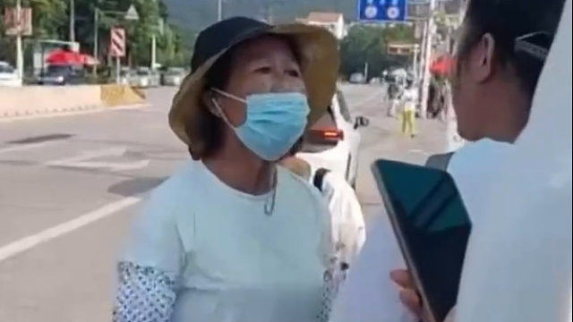 大妈坐公交车不排队并扬言 “我是当地人，我就不排队