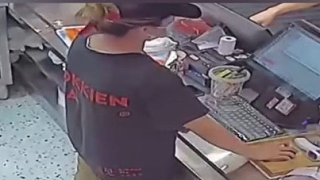 男子买奶茶 店员询问要几分糖 男子嫌店员讲话不清楚怒怼店员