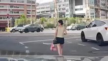 小仙女”牌机动车 正在候灯区等红绿灯