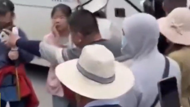 男子指责其他游客插队 被工作人员怒怼恐吓“出来单挑”