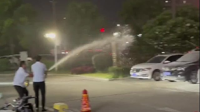 停车场汽车半夜自燃，小区保安紧急灭火