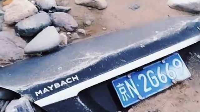奔驰迈巴赫被洪水冲报废，可想而知当时的雨有多大