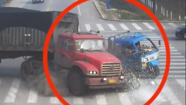 红色货车直接闯红灯被直行大货车撞倒在地！