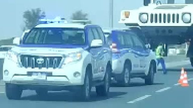 迪拜街头，一辆悍马正准备上路行驶。据说是全球最大的一辆悍马