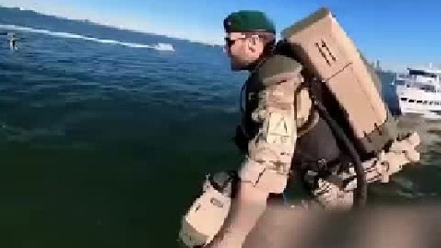 有了这套装备，穿越大海不成问题，前提是不能鼻子痒了揉鼻子……