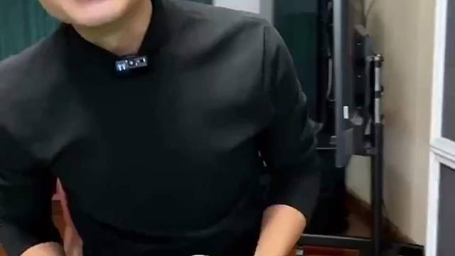 看看【珠宝强｜手镯定制的作品】金秋飘花镯，宛如一抹日暮的宁静#翡翠手镯