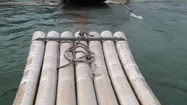 桂林阳朔，站着冲竹筏