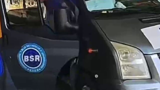 蓝天救援队抗洪救灾后，返回时下高速被多收费，领的是客二的卡要按客三收，看到开了直播，最后让免费通