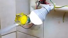 在家用水龙头前安装一个小型水力发电机~每次洗手，自动点亮照明