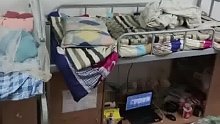 男生宿舍的床铺脏得到底有多离谱 网友：第四床的同学是身上带刺吗