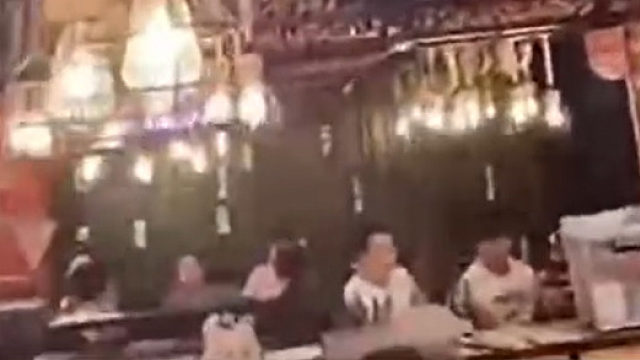 网友带着孩子在餐厅就餐时 因点餐时叮嘱不要辣椒 结果在小票上被店方备注“事逼”