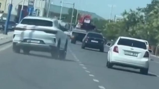 小车行驶途中失控打滑，撞上马路牙子后旋转360度！