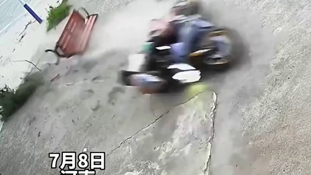 两人骑摩托车摔倒瞬间，撞断路边长椅滑行数米远！