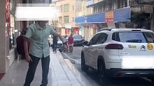 违停挡路被他人斥责，网友：店铺是你的，门前的路也是你的？