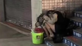 女子凌晨3點(diǎn)鐘睡在街邊好心男子路過 覺得她遇到困難便給予幫助