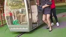 女子手忙脚乱上不去缆车，网友：隔着屏幕都替她着急