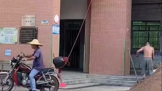 工人师傅巧用摩托，没有吊车也轻松搬上楼。网友：高手在民间