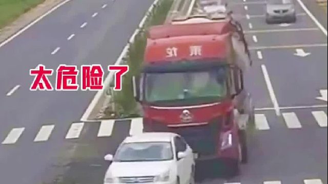 随意变道的危害！