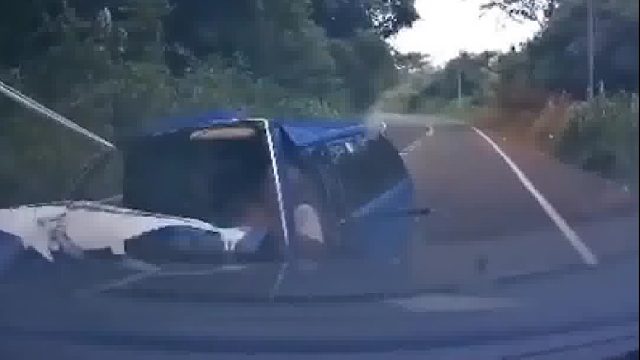 小车转弯太急了撞上对面驾来小车！