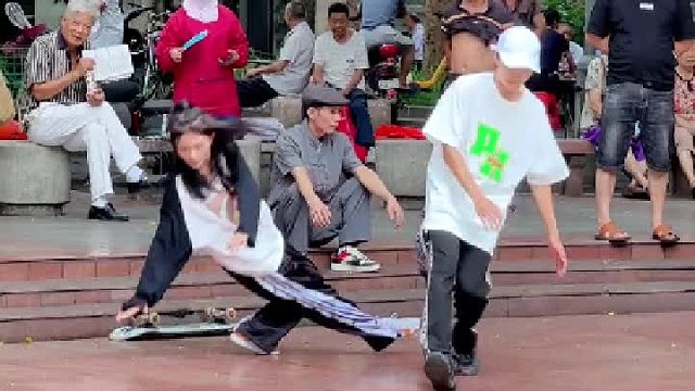 今天偶遇大爷教倒地起身，你学会了吗？