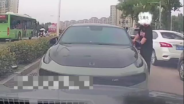 车辆逆行司机嚣张辱骂来向车，后撤时还踩油门假装要撞！