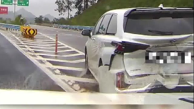 司机错过高速路口变道停车，后车躲闪不及酿事故！