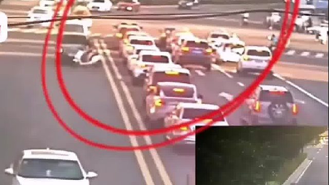 女子骑车横穿马路过双黄线被撞！