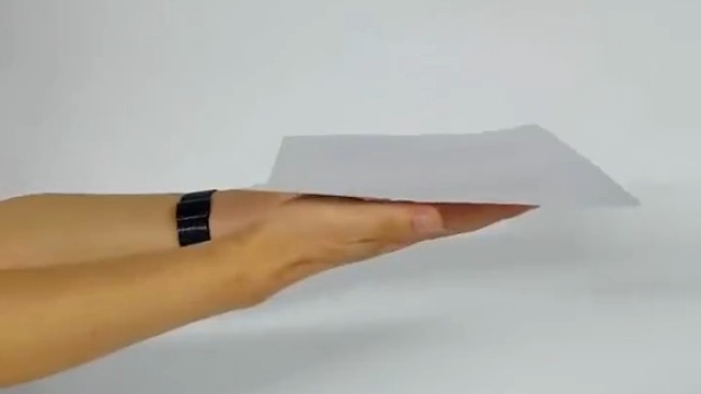 饮食调理：中医认为特发性震颤与痰湿内蕴有关，因此在饮食方面应尽量避免食用油腻、辛辣、煎炸等食物，多食