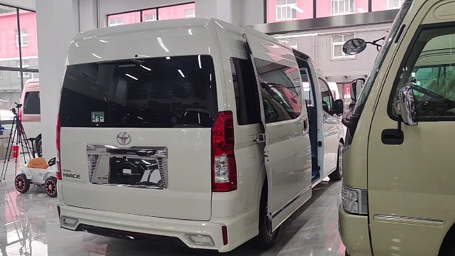丰田海狮七座商务车。hiace