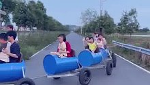 男子用桶拖拉机自制小火车免费带同村孩子兜风