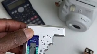 我沒猜錯的話這應(yīng)該能看出電池有電