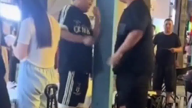 两男子在街边吵架互相吐口水，万万没想到下一秒竟然···