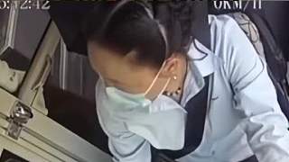 女學生乘公交卡內(nèi)余額不足，準備轉(zhuǎn)身下車時司機發(fā)話了