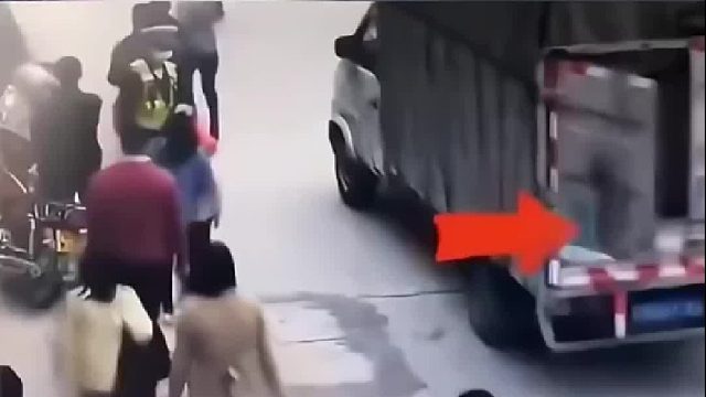 货车后备箱门突然打开，在即将撞到女生头部瞬间路过的男子出手了！