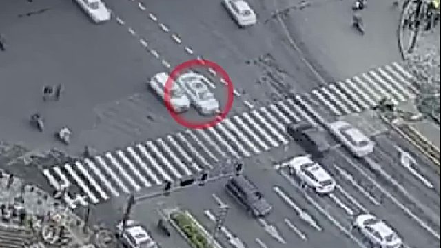 白色小轿车车速过快还强行超车，结果引发事故！