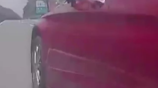 一轿车驾驶人因强行变道超车造成三车连撞！