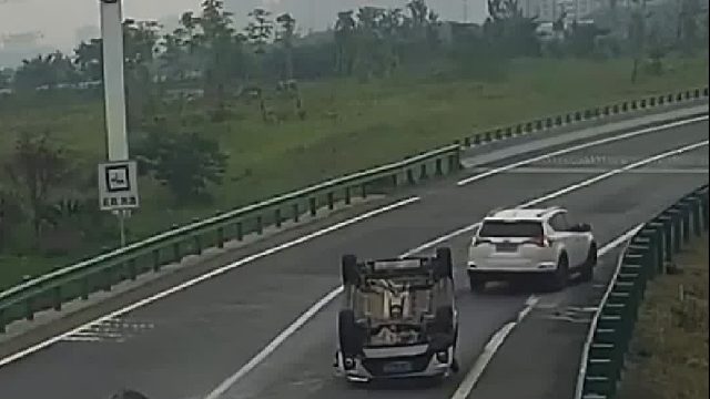 一辆小轿车撞上隔离护栏致车侧翻司机被困车内！