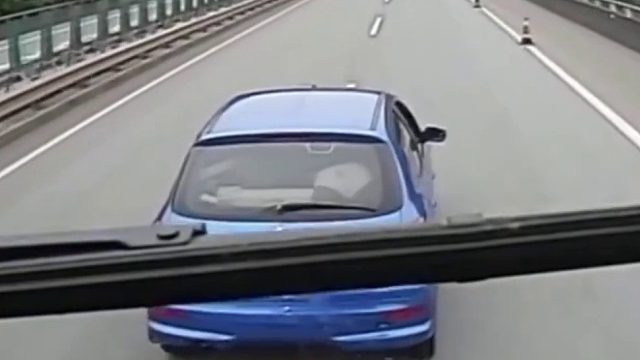 男子怒开斗气车就为讨说法！