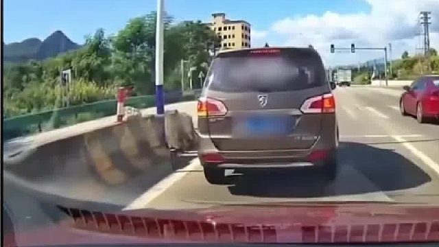 路上开车千万别急躁，掉头时要让直行先行的！