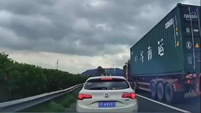 因强行变道卡车急刹冒烟，谢卡车不杀之恩！