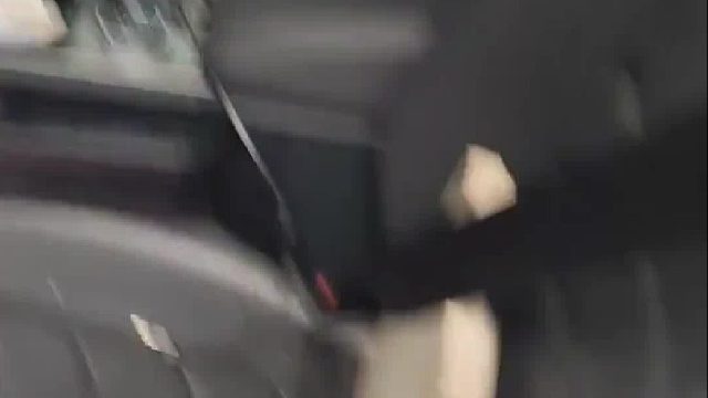 车子识别失败进不去小区，业主不配合怒吼小区保安。保安事后道歉：对不起给大家丢脸了。