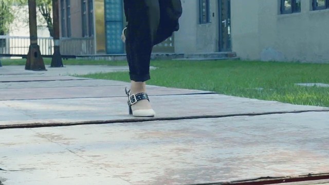 小伙召唤飞船变身装甲车保护，大招熔岩怪兽