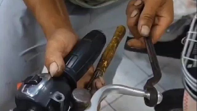 修车师傅给客户修刹车“修车你要找对人”下一秒。。。网友：别人那是更换你这里是赔偿你人还怪好哩