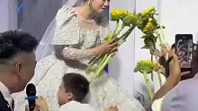 幼儿园老师结婚礼现场，园长带着孩子上台送惊喜