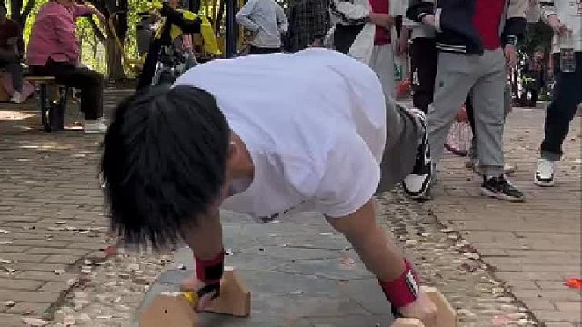 街头健身的魅力，在公园随时随地都可以练起来～